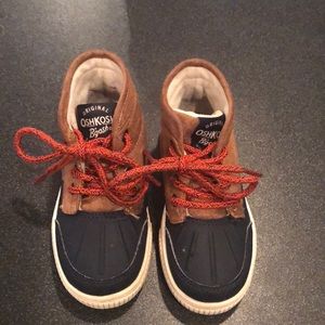 Boys size 8 OshKosh duck boots